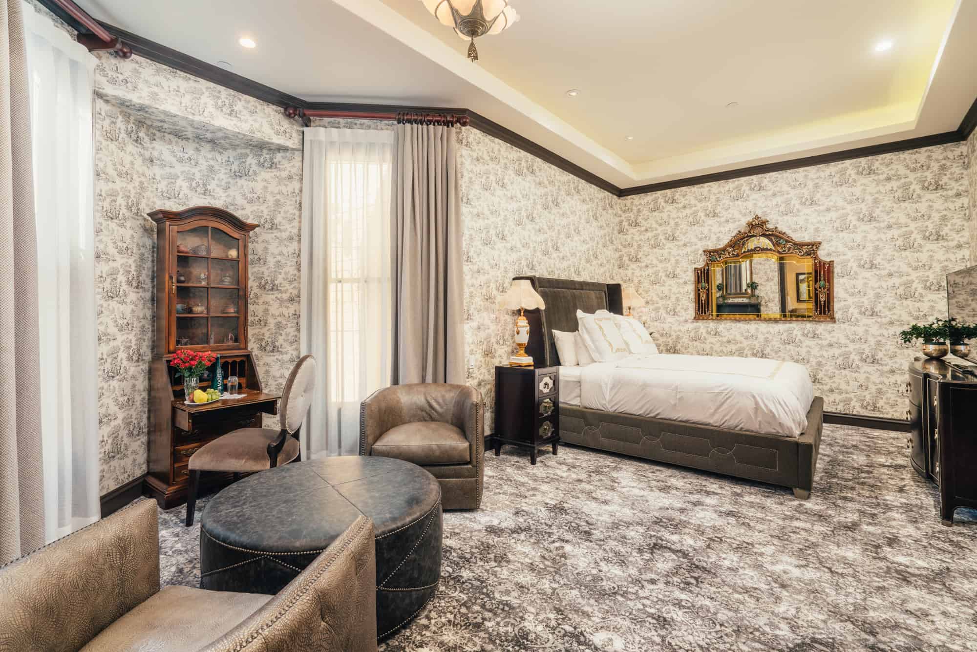 The Noir Room - California-King bed, Nero Portoro marble bathroom with separate shower and deep soaking tub.