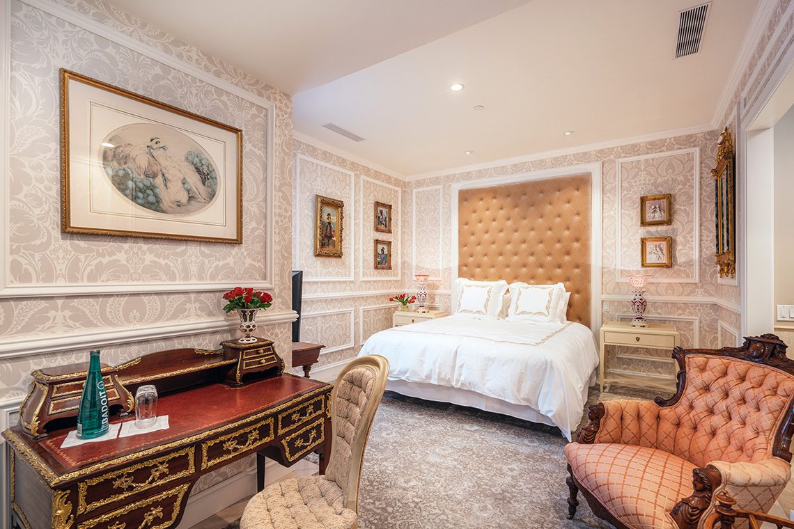 Champagne Room Hotel in San Francisco Mansion on Sutter